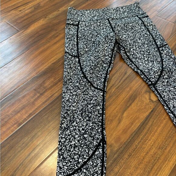 Zyia Active Black Pocket Mosaic Soft n Snug Mid Rise Patterned crop Leggings - Picture 4 of 6